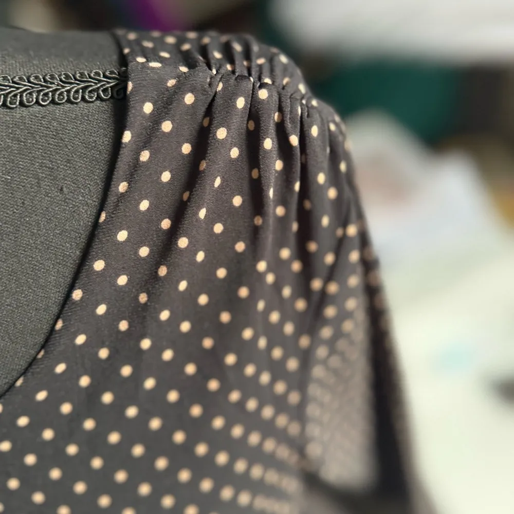 Vestido negro de lunares blancos, con diseño ajustado en la cintura, Black Size 6 - Image 5