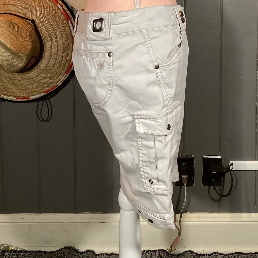 Athleta Kick It Khaki Cargo Shorts with six pockets Size 8? - Image 5