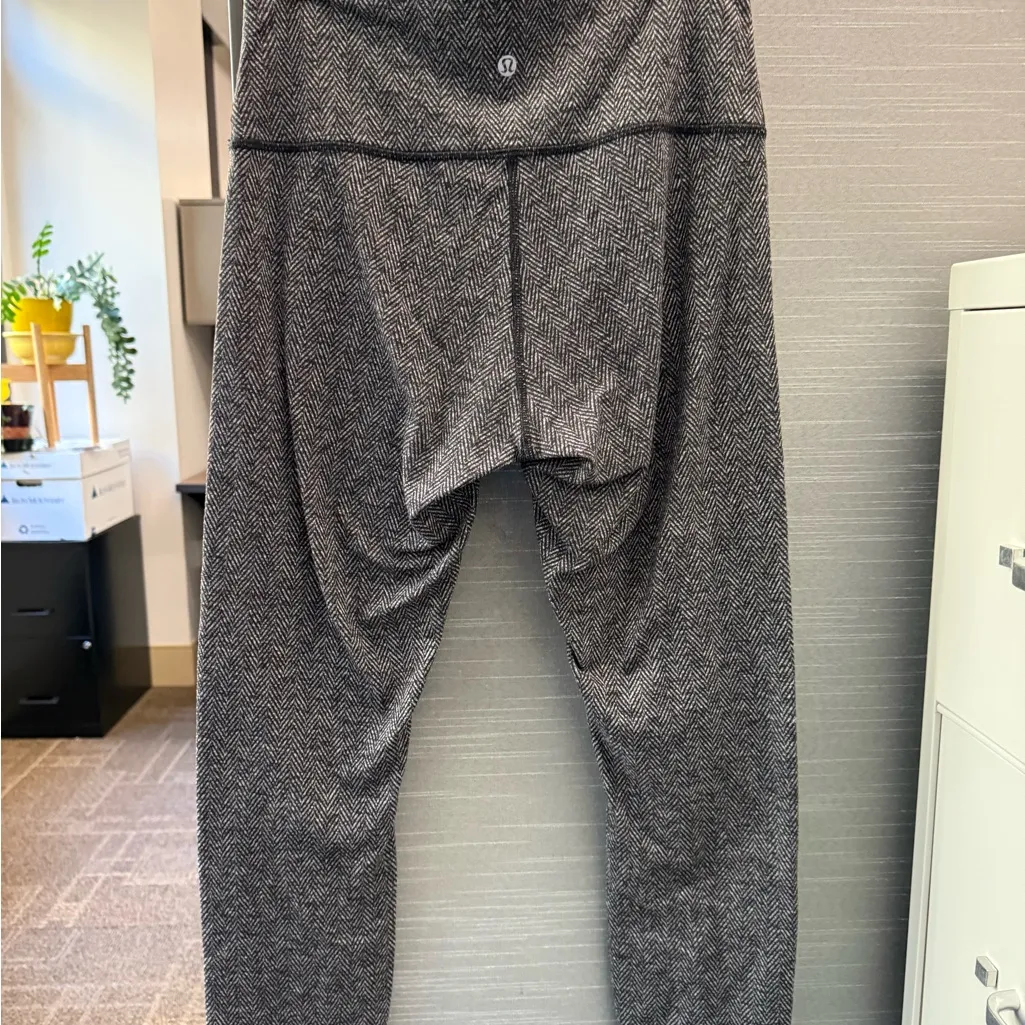 Lululemon Athletica Women's Gray Herringbone Joggers Size 8 - Image 6