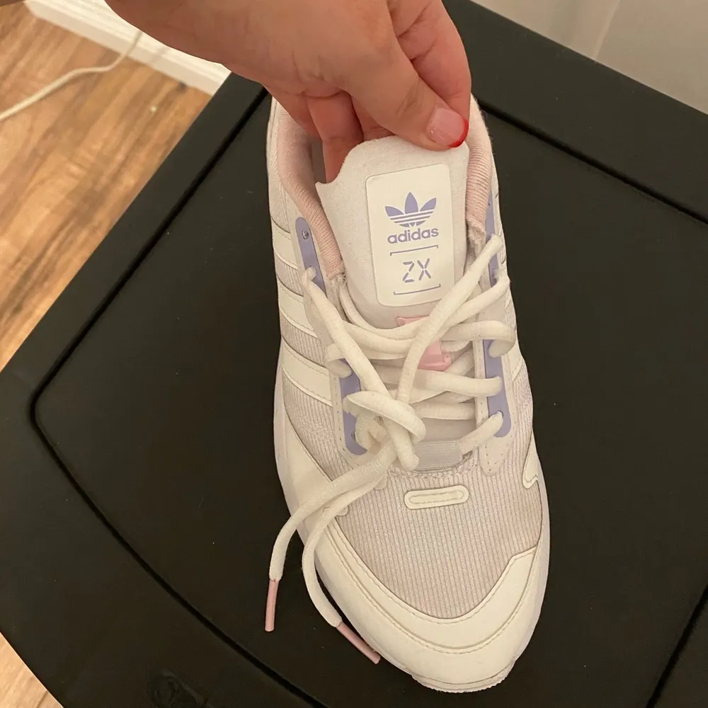 women sneakers size 7.5 - Image 3