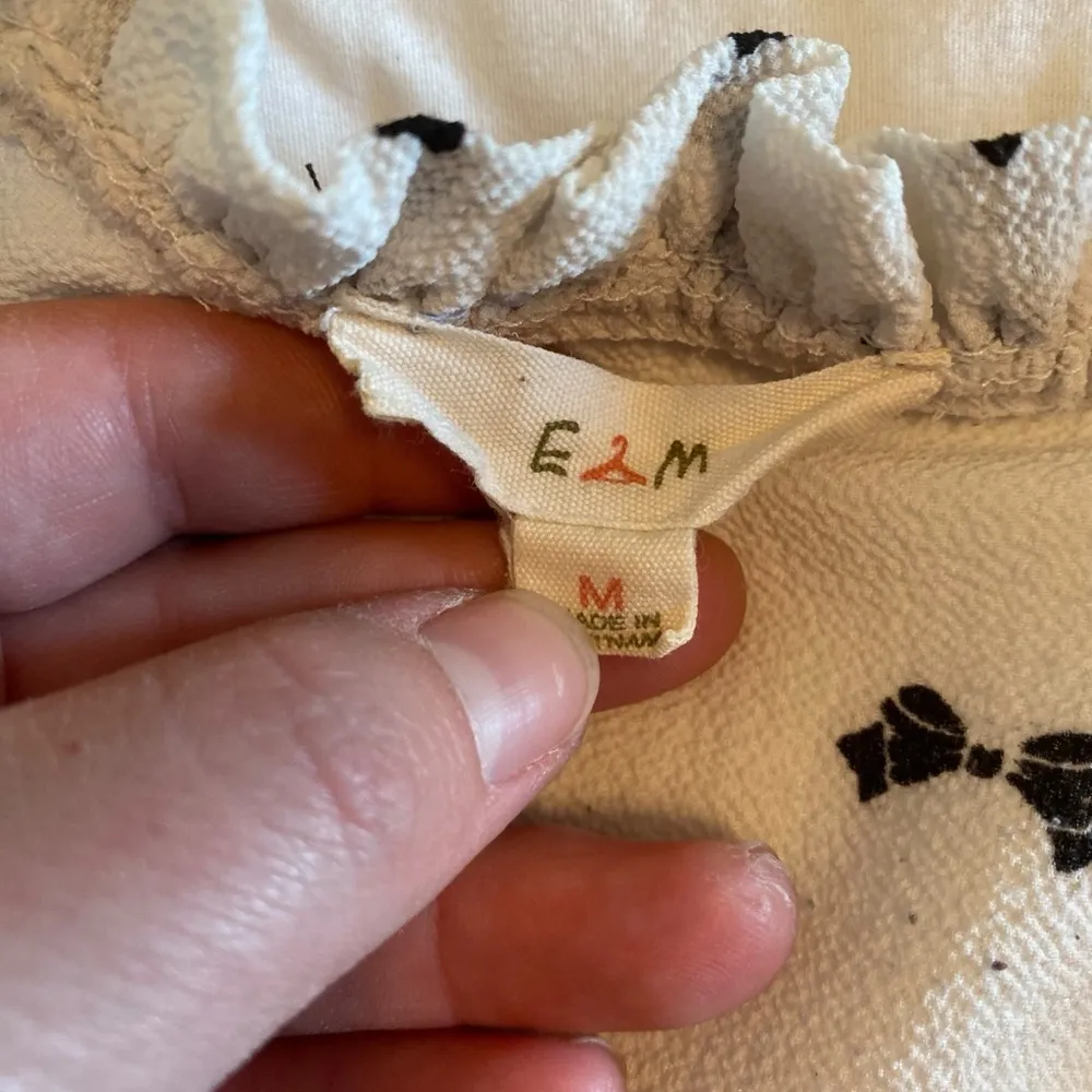 E and M Black White Bow Print Sleeveless Tie Front Blouse Size Medium - Image 4