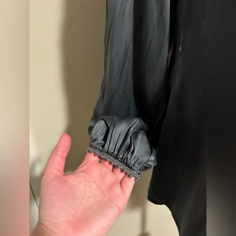 EUC Exetera Gray and Brown Ruffle Button Down Blouse size 1 - Image 4