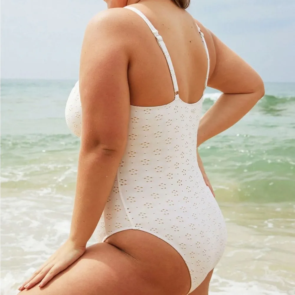 Berlook Floral Cutout One - Image 5