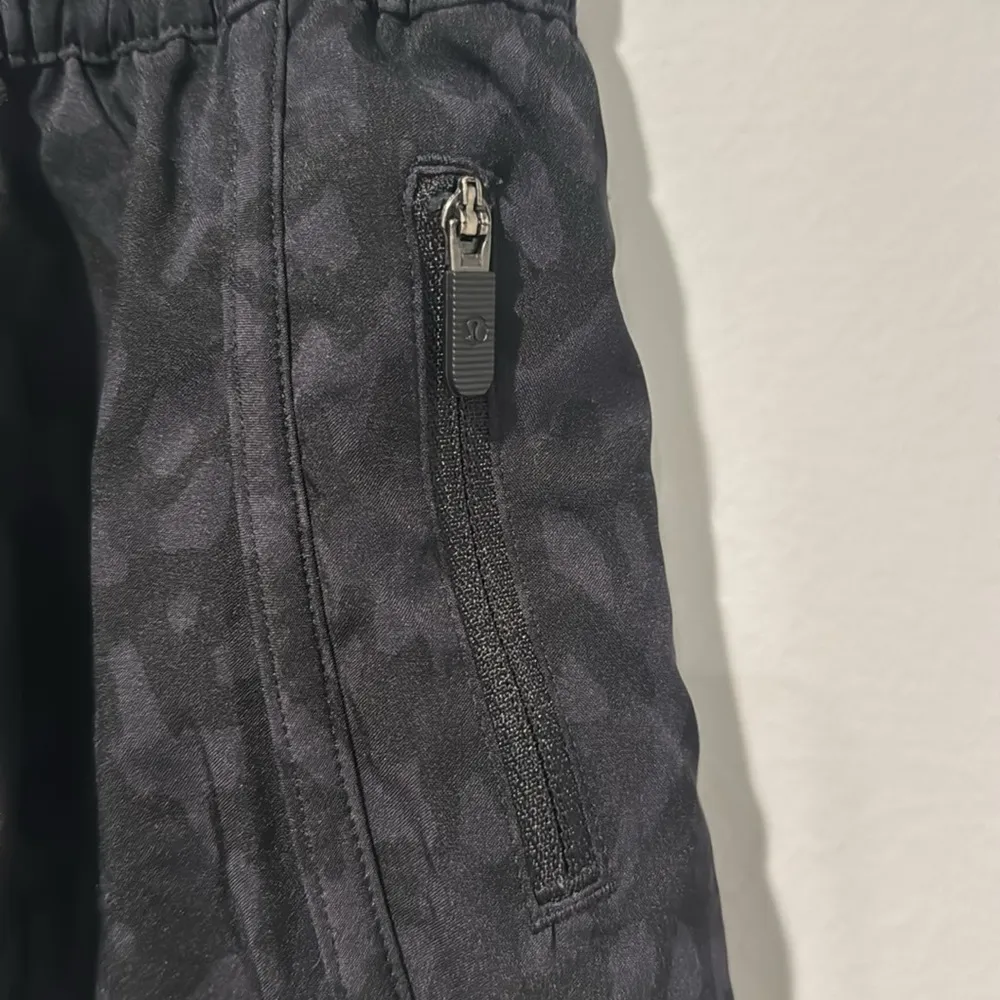 Lululemon Women's Hotty Hot Shorts Formation Camo Coal Running Training Sz10 - Image 3