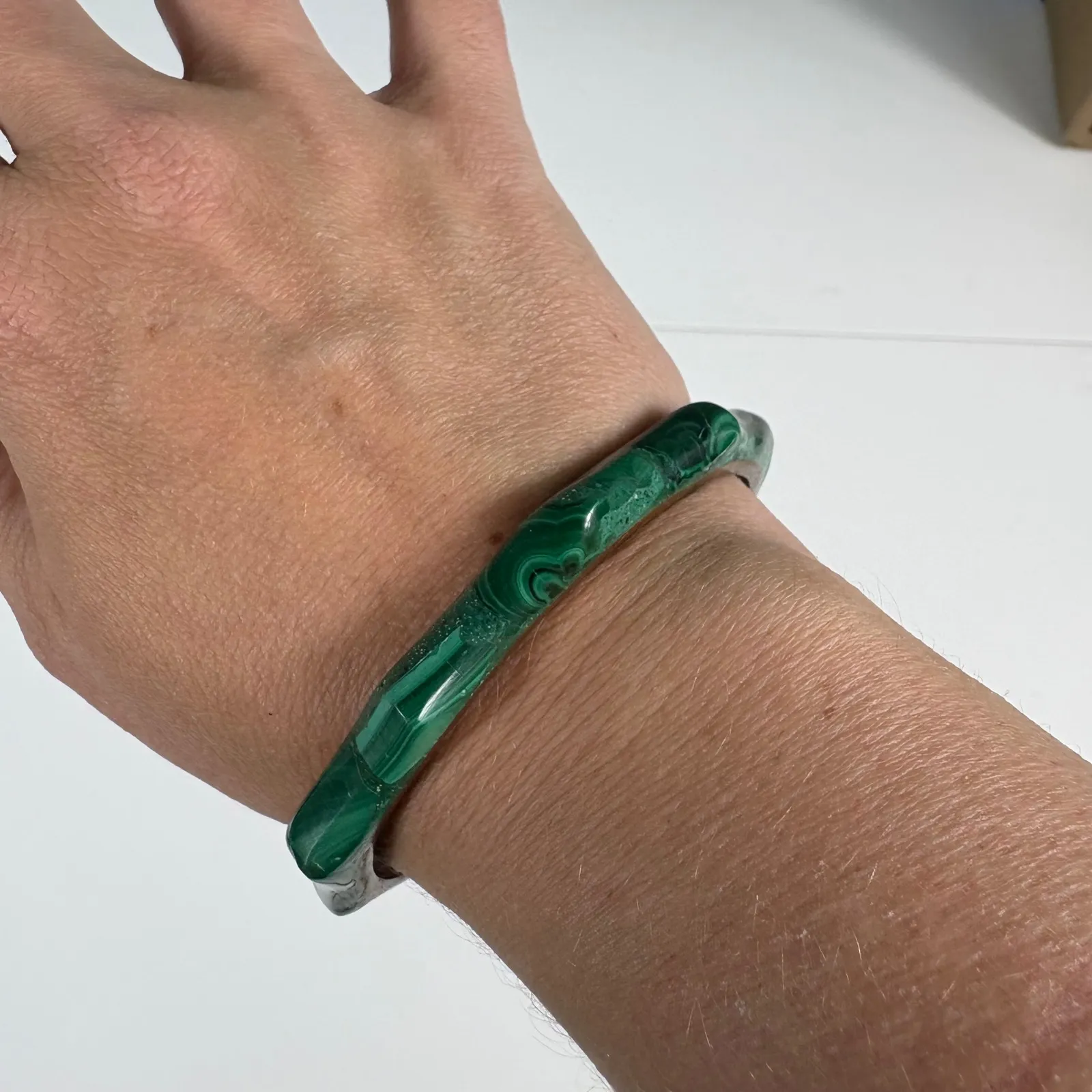 Vtg‎ Brass Bangle Bracelet w Faux Malachite Resin Faceted Edge Art Deco Revival Green - Image 9