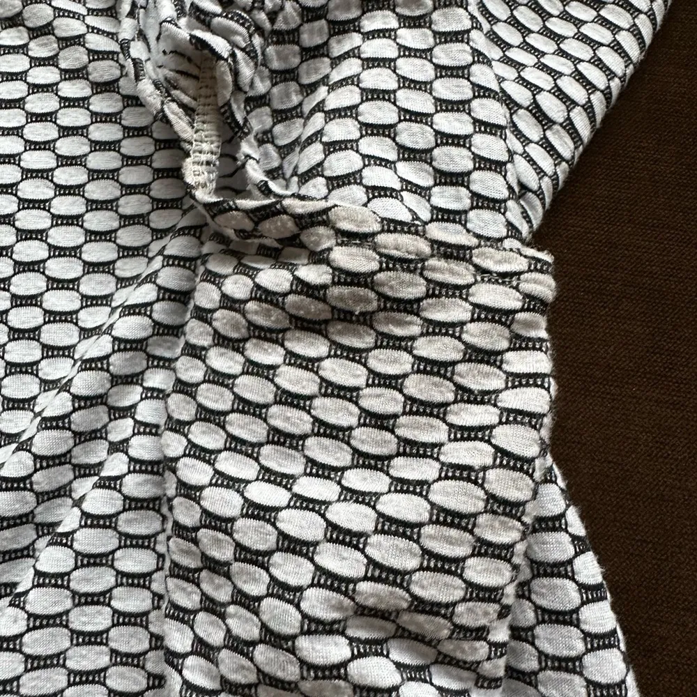 ELLE Black & White Geometric Top W/ Keyhole Button Short Ruffled Sleeves SZ XXL - Image 16