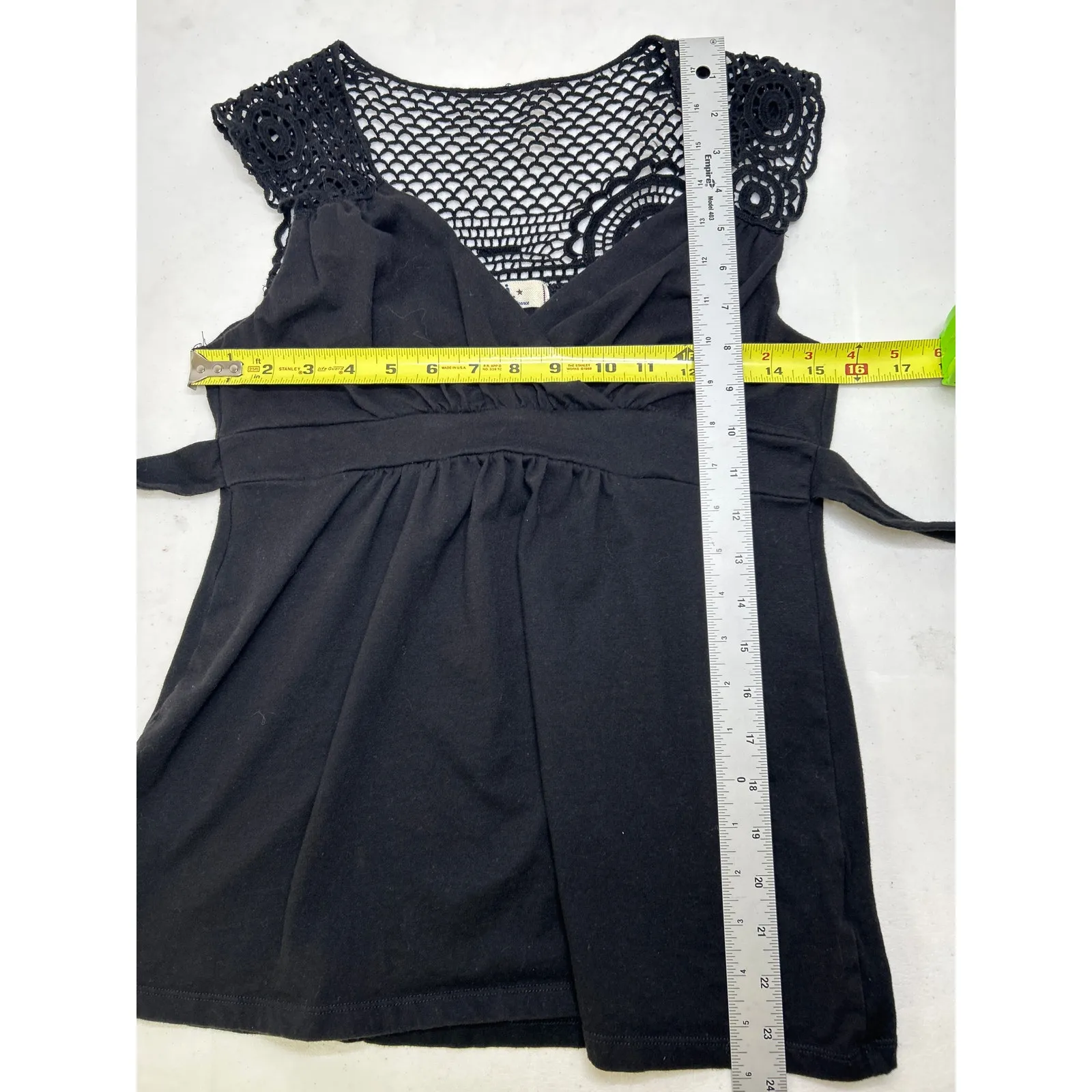 L.e.i women’s black Y2K Crochet Sleeveless tank top in size L with back tie belt Size L - Image 5