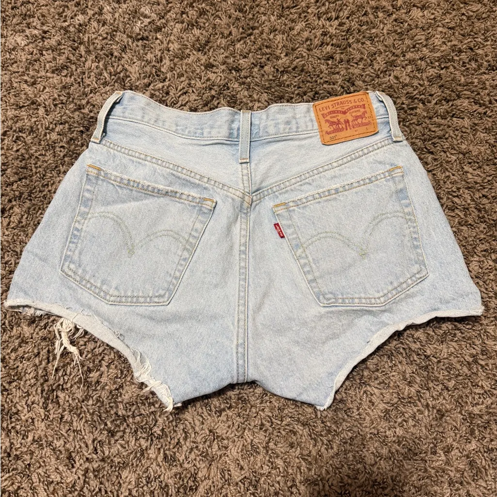 Levi’s 501 Light Wash Denim Short Blue Size 27 - Image 2