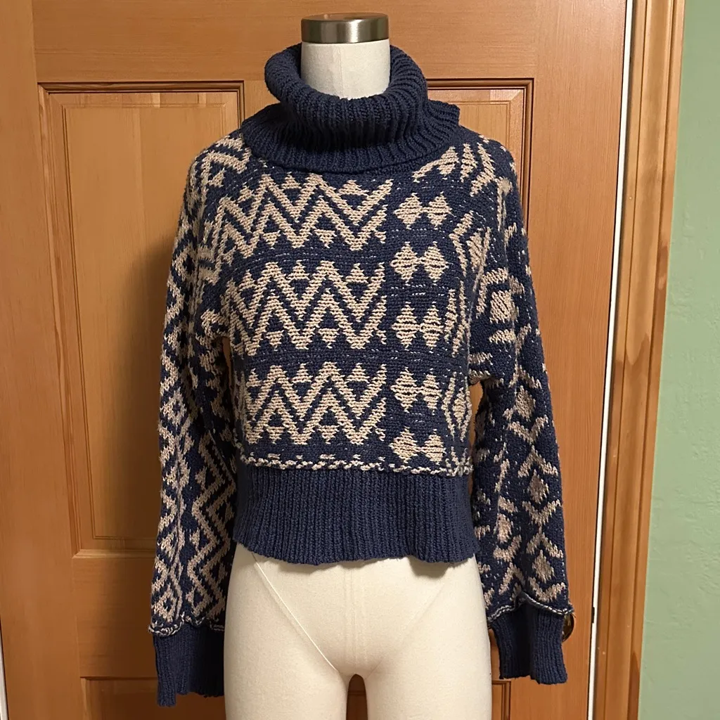 Cropped Geometric Patterned Turtleneck Sweater - Image 4
