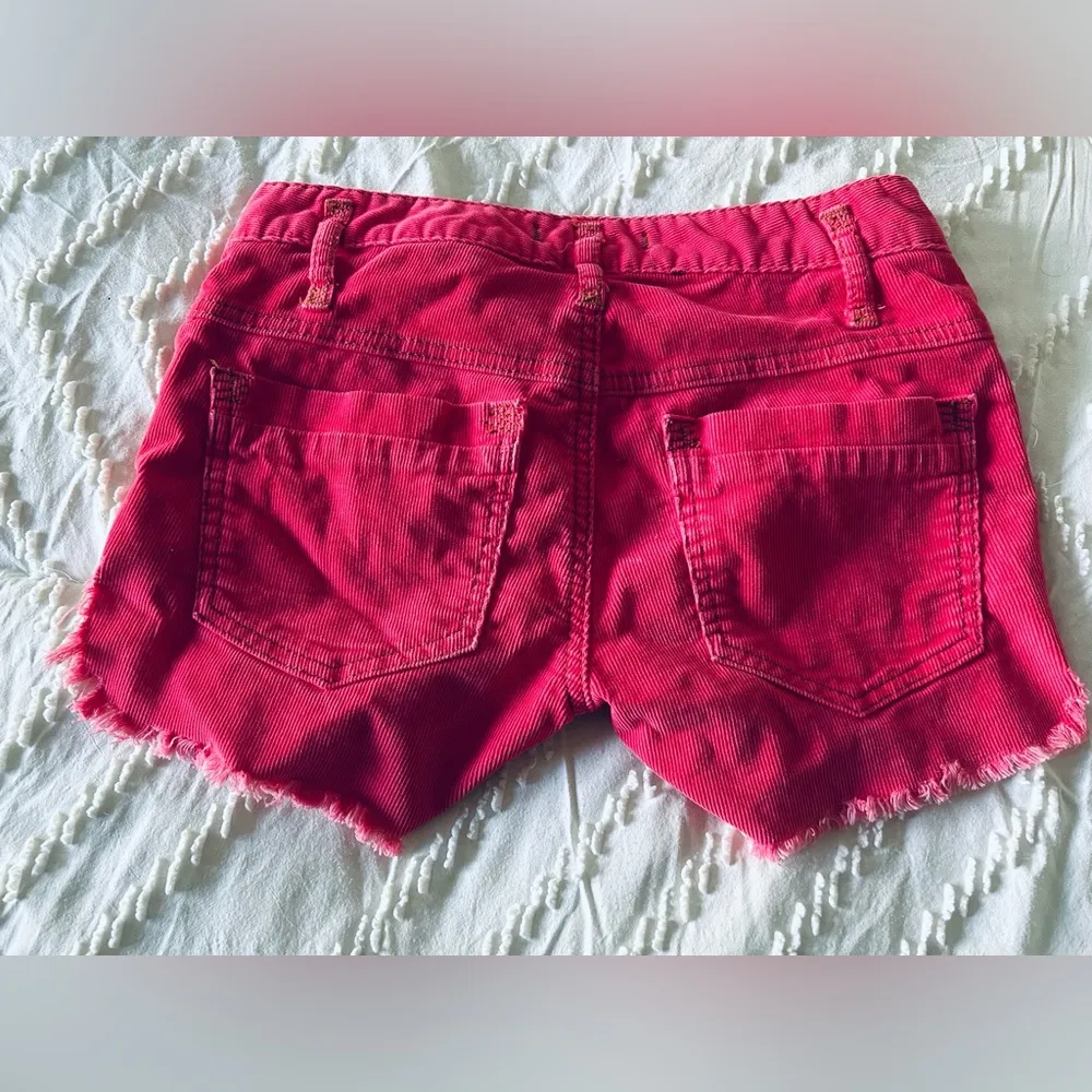 Free People Hot pink Corduroy shorts 
Women size 24  raw hem - Image 3