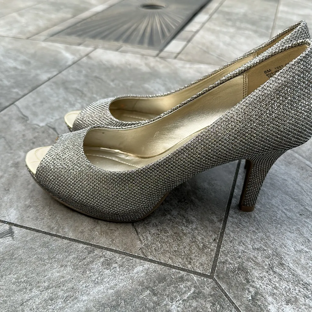 EUC, worn for homecoming only, 3 1/2 “ heel - Image 2