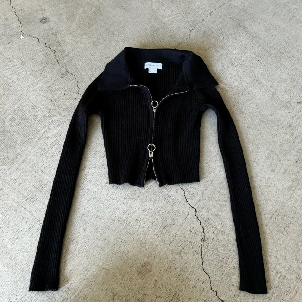 Urban Revivo ribbed collar double zip top in black - Image 3