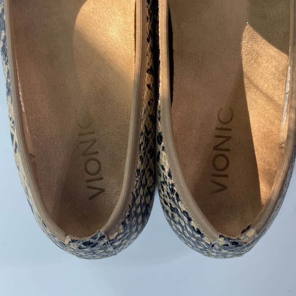 Vionic Kiska snake print round toe bejeweled ballet flats size 6 - Image 4