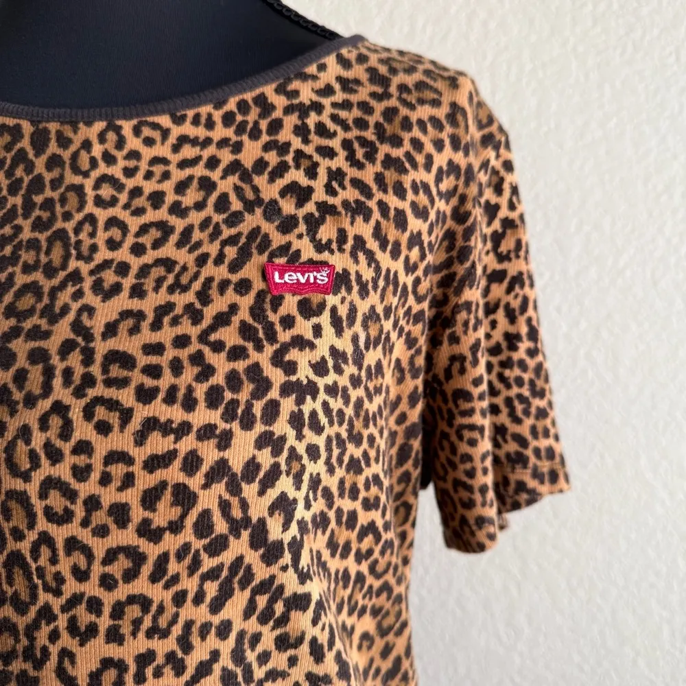 Levi’s Leopard Print XL Animal Print Casual Streetwear Minimalist Comfy Tee Y2K - Image 5
