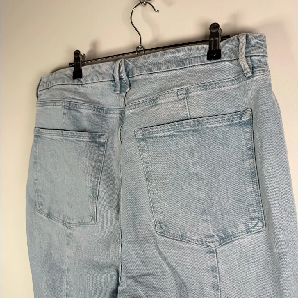 Good American Light Wash Sculpted Seam Straight Leg Jeans - Image 4