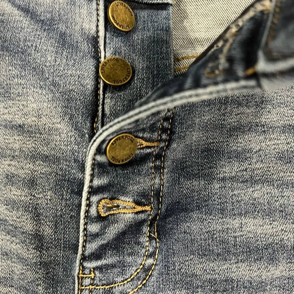 Liverpool - Christine Hi- Rise a-line fray hem shorts - Claymont - Image 9