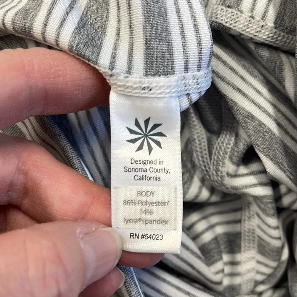 S // Athleta White and Gray Striped Capri Leggings - Image 5