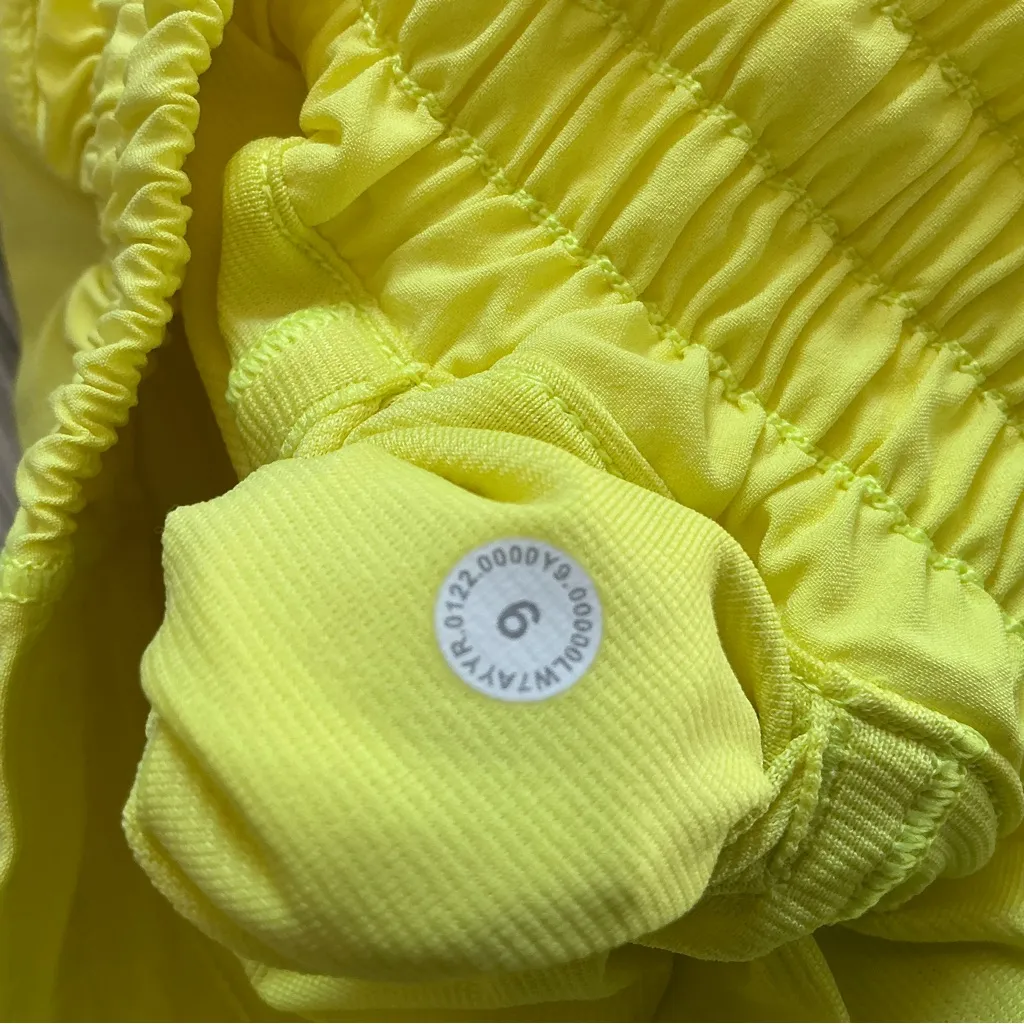 Lululemon hotty hot 2.5” high rise electric lemon lined shorts Sz 6 Rare - Image 10