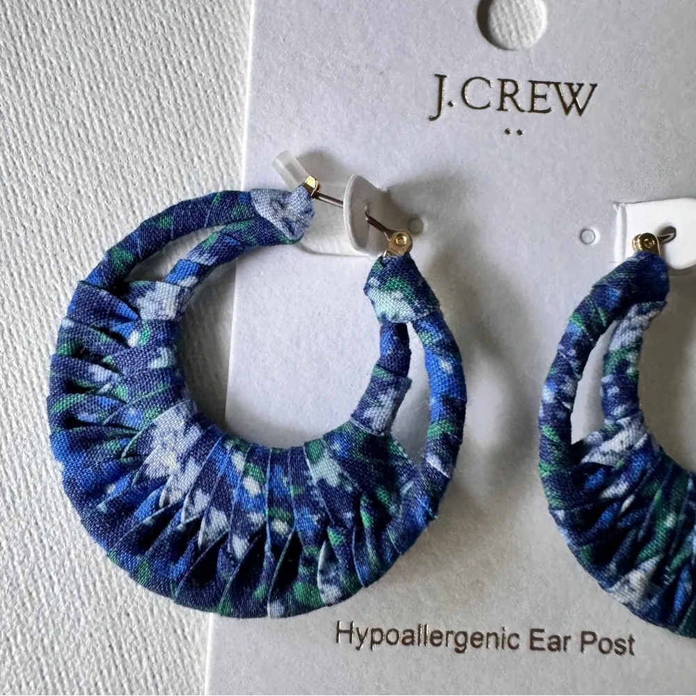 J.Crew Women’s Fashion Statement Thread Wrapped Hoop Earrings 
NWT - Image 5