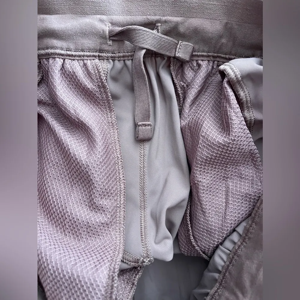 Gymshark mauve colored fitness shorts with drawstring waist & pockets. Size XS. - Image 6