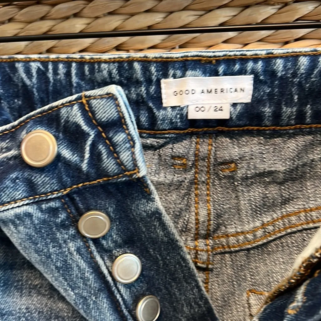 Good American Bombshell Denim Jean Shorts Distressed Highrise Raw Hem Size 00/24 - Image 8