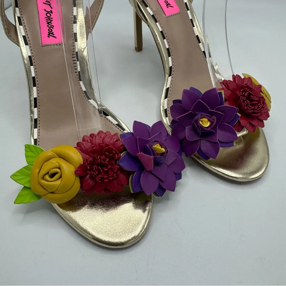 Betsey Johnson Fluer Sandals Heels Flower embellished Size 7.5 Gold Metallic - Image 6