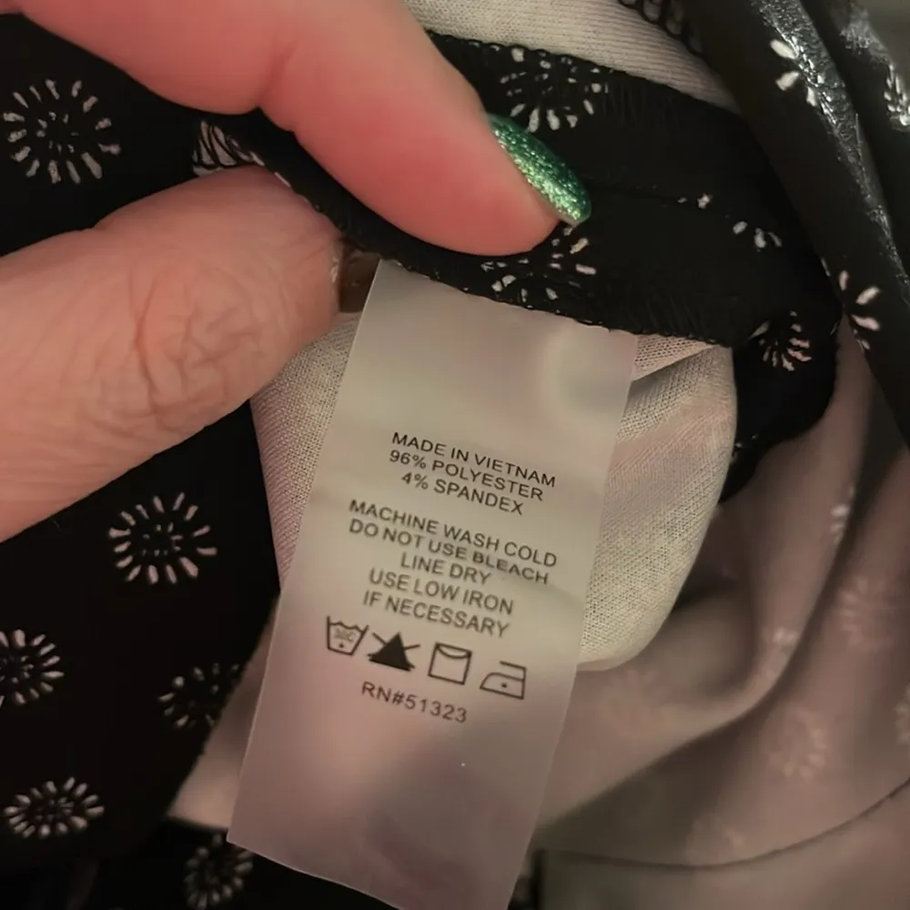 Vince Camuto Black and White Floral Polka Dot Leggings - Image 6