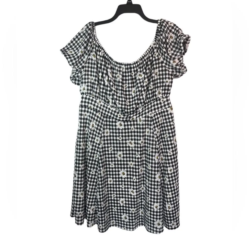 Torrid checkered daisy print dress size 1 - Image 3