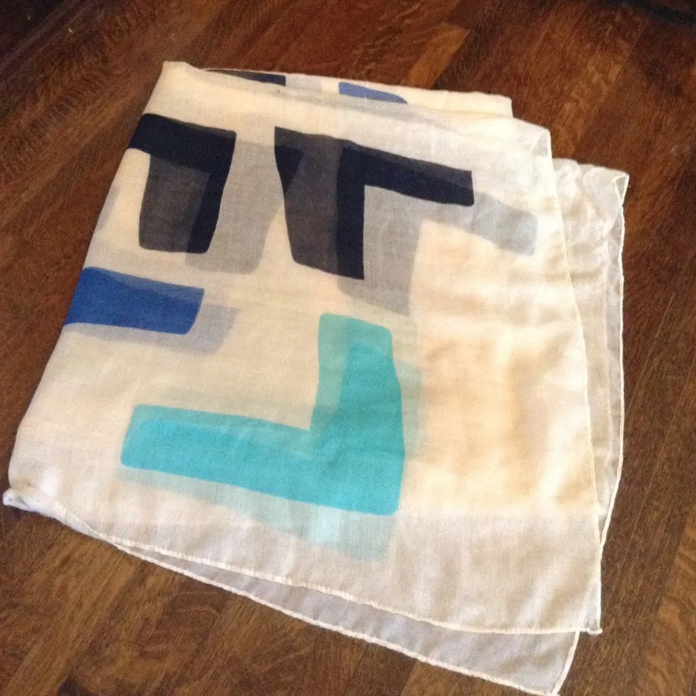 Fun wrap scarf w/various blue hue pattern - Image 2