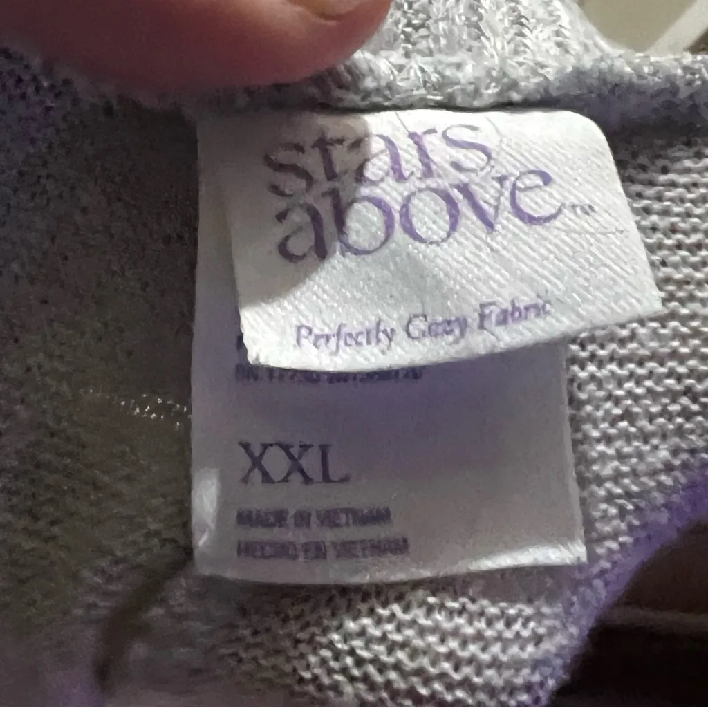 Stars above gray pajama shorts - Image 6