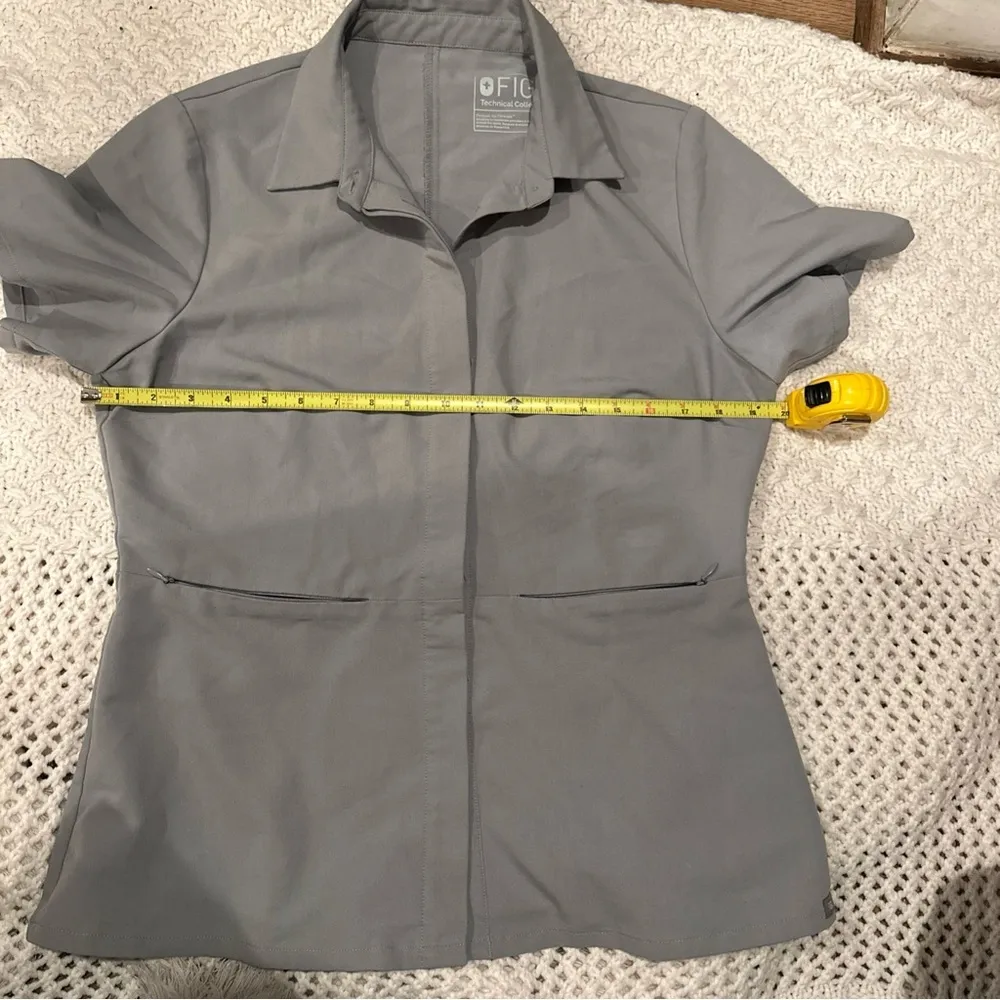 FIGS TECHNICAL COLLECTION SCRUB SHIRT WOMENS MEDIUM GRAY 2 POCKETS - Image 7