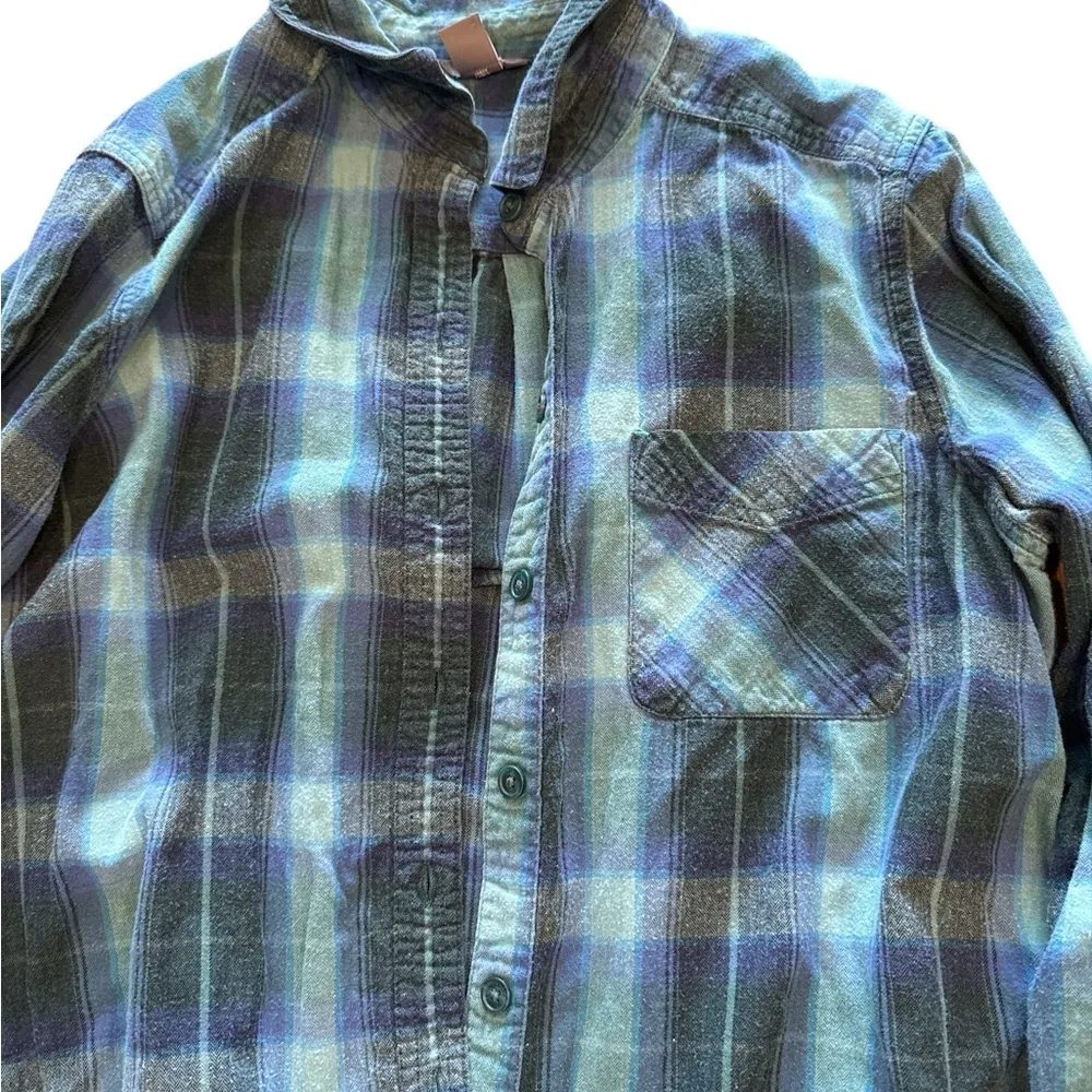 Eddie Bauer Blue and Green Casual Button Down Shirt - Image 4