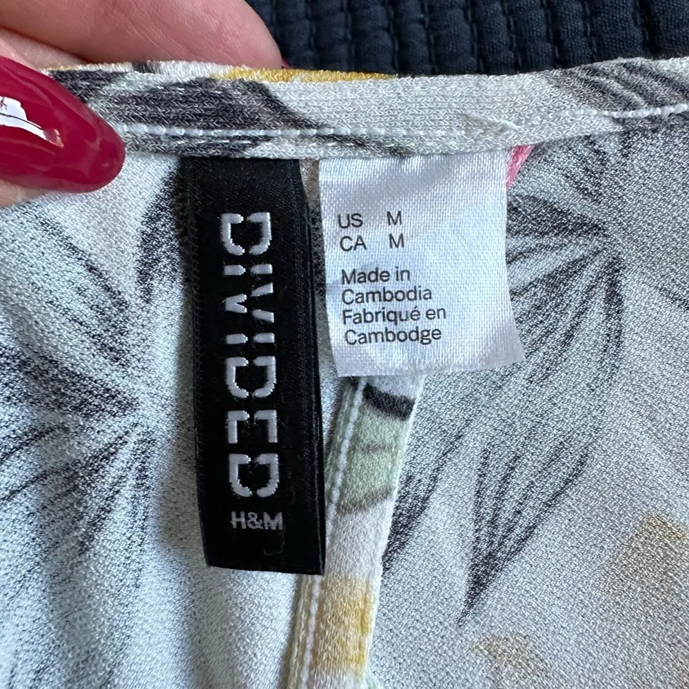 Divided Multicolor Floral V-Neck Crop Top with Back Key Hole - Image 6