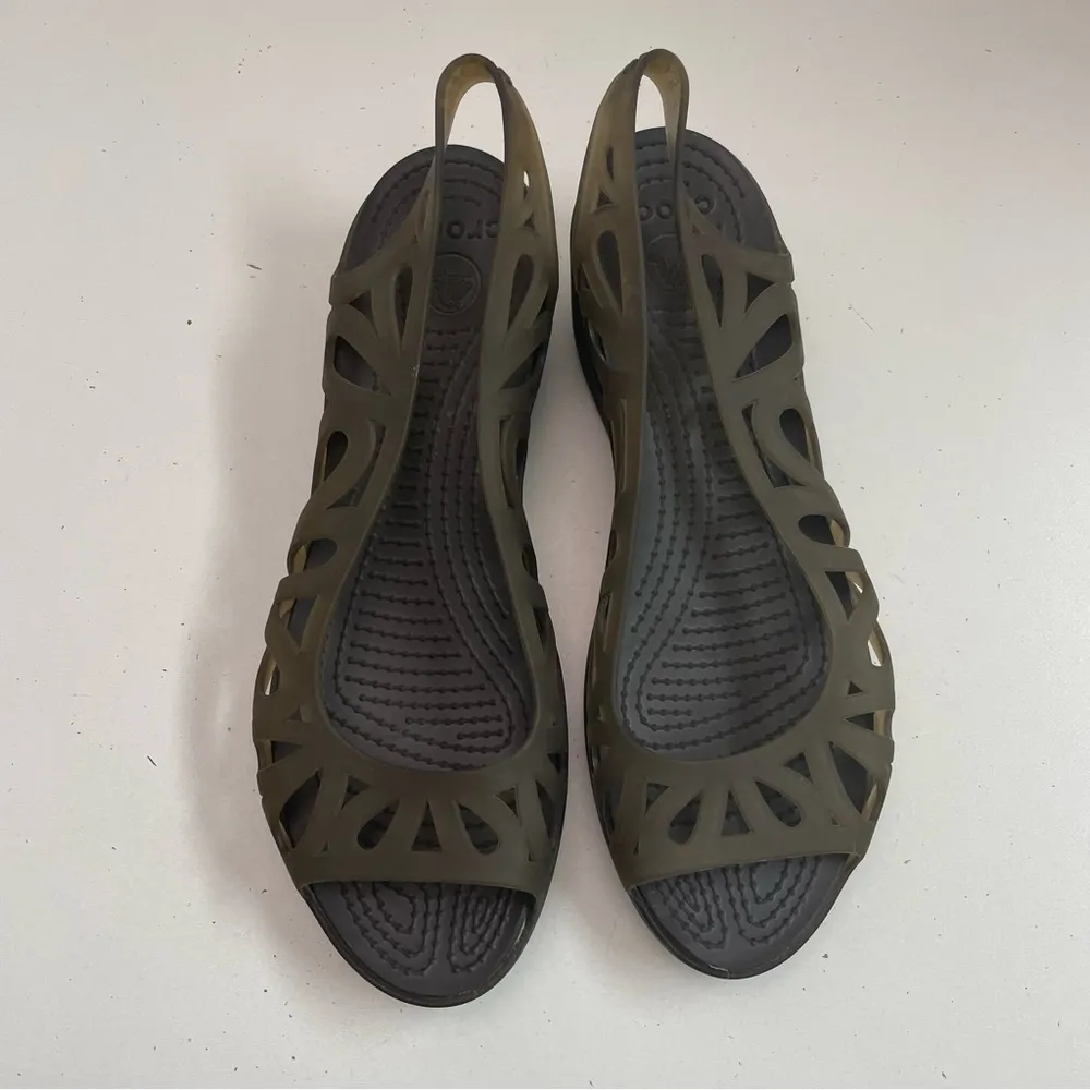 Crocs Sandals Adrina III Mini Wedge Slingback Jellies Cut Out Comfort Grey Taupe - Image 4