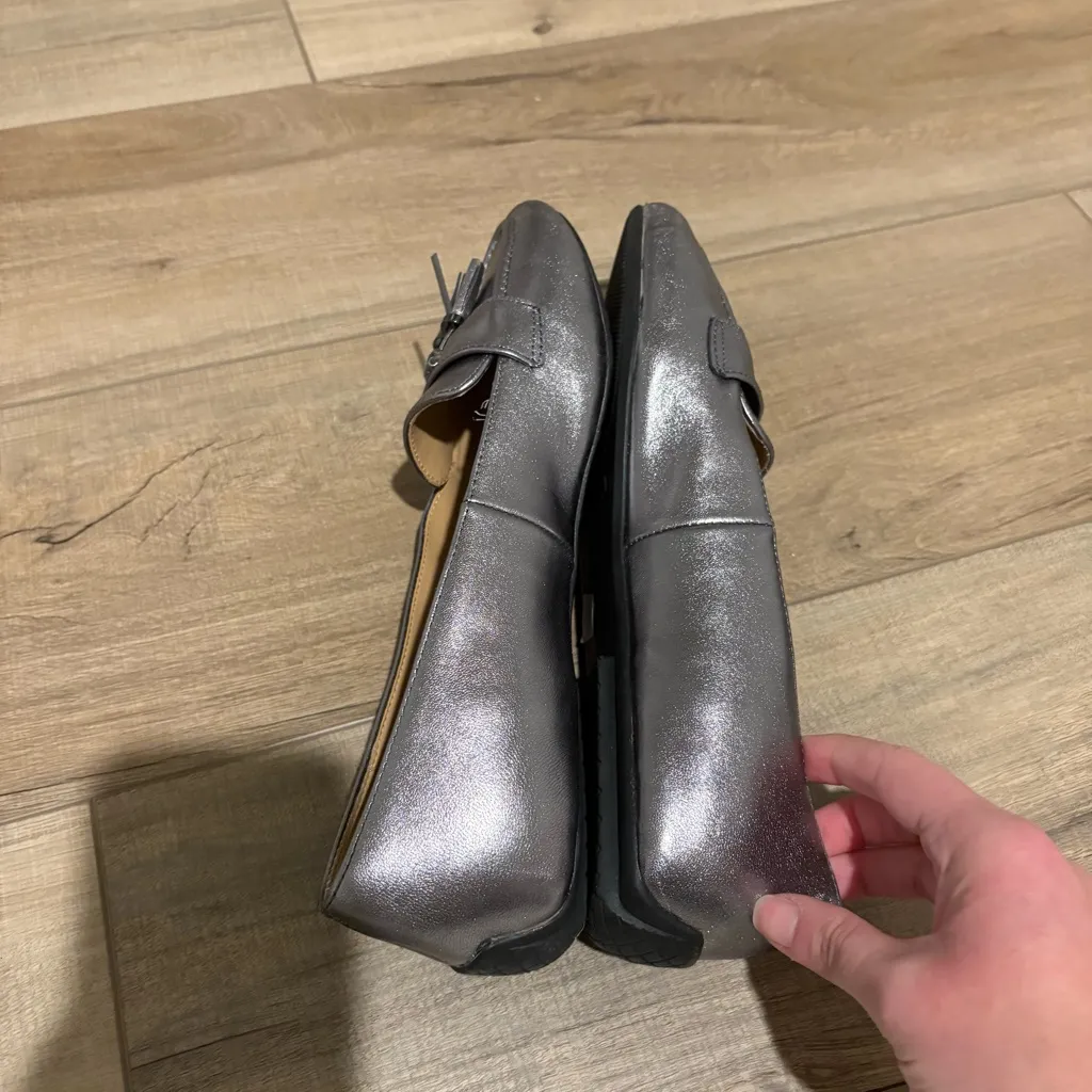 FRANCESCA TASSELED METALLIC LEATHER DRIVING FLATS SILVER 9 - Image 5