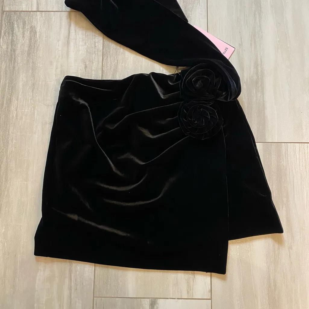 NWT Avec Les Filles Rich Soft Black Velvet Rosette Draped Mini Skirt, Size XS - Image 7