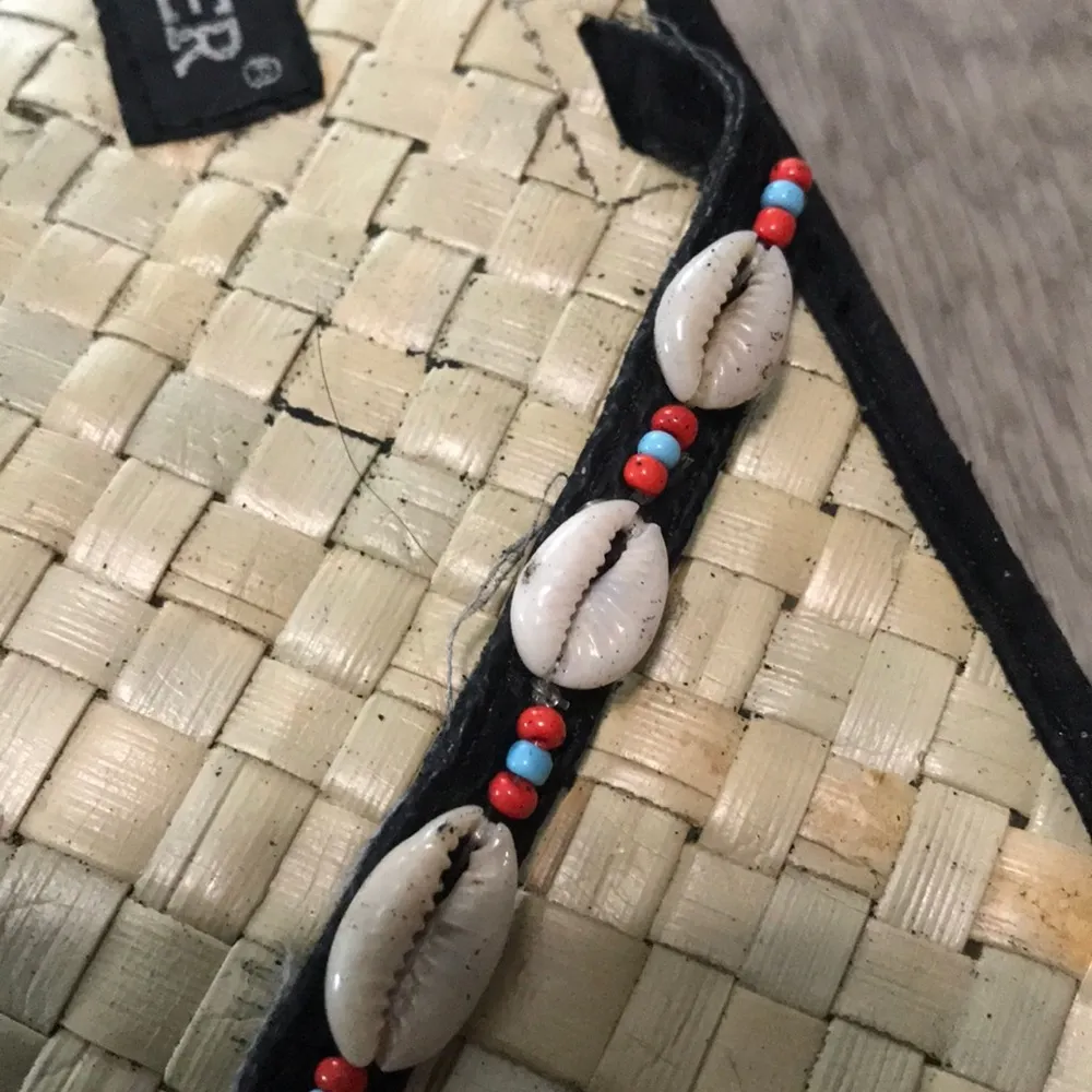 Joe Boxer Straw Sea Shell Platform Y2K Flip Flops - Image 3