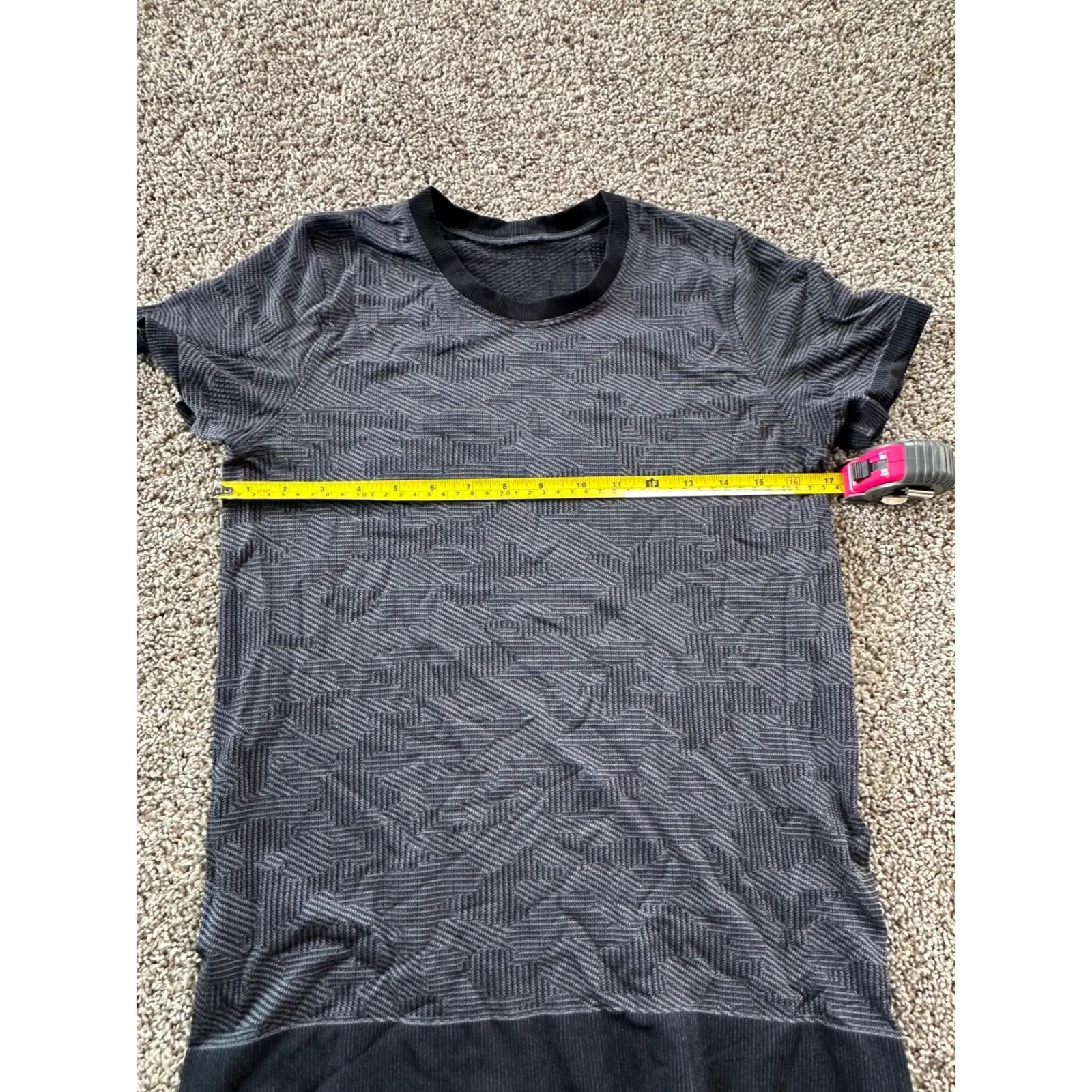 Lululemon‎ Women's Gray Geometric Swiftly Tech Short Sleeve Shirt Top - Image 6