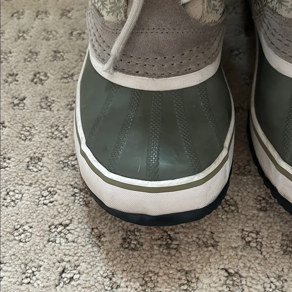 Sorel Army Green Suede and Rubber Boots sz 8 - Image 3