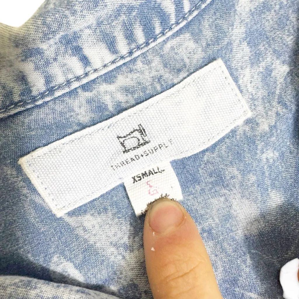 Thread & Supply Acid Wash‎ Chambray Rolled Sleeve Tencel Top XS Blue - Image 3