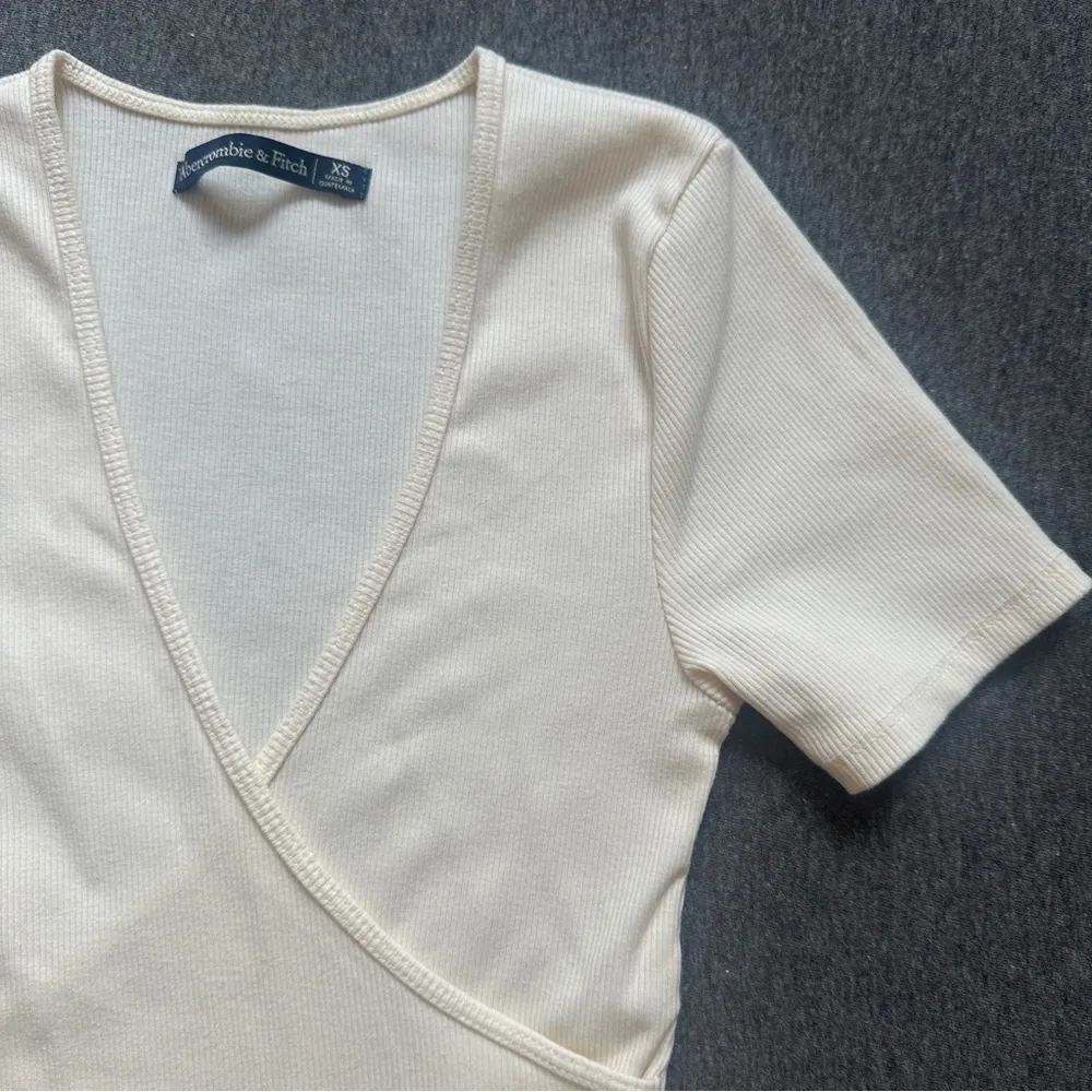 Short-Sleeve Wrap Bodysuit in Cream - Size X-Small - Image 4