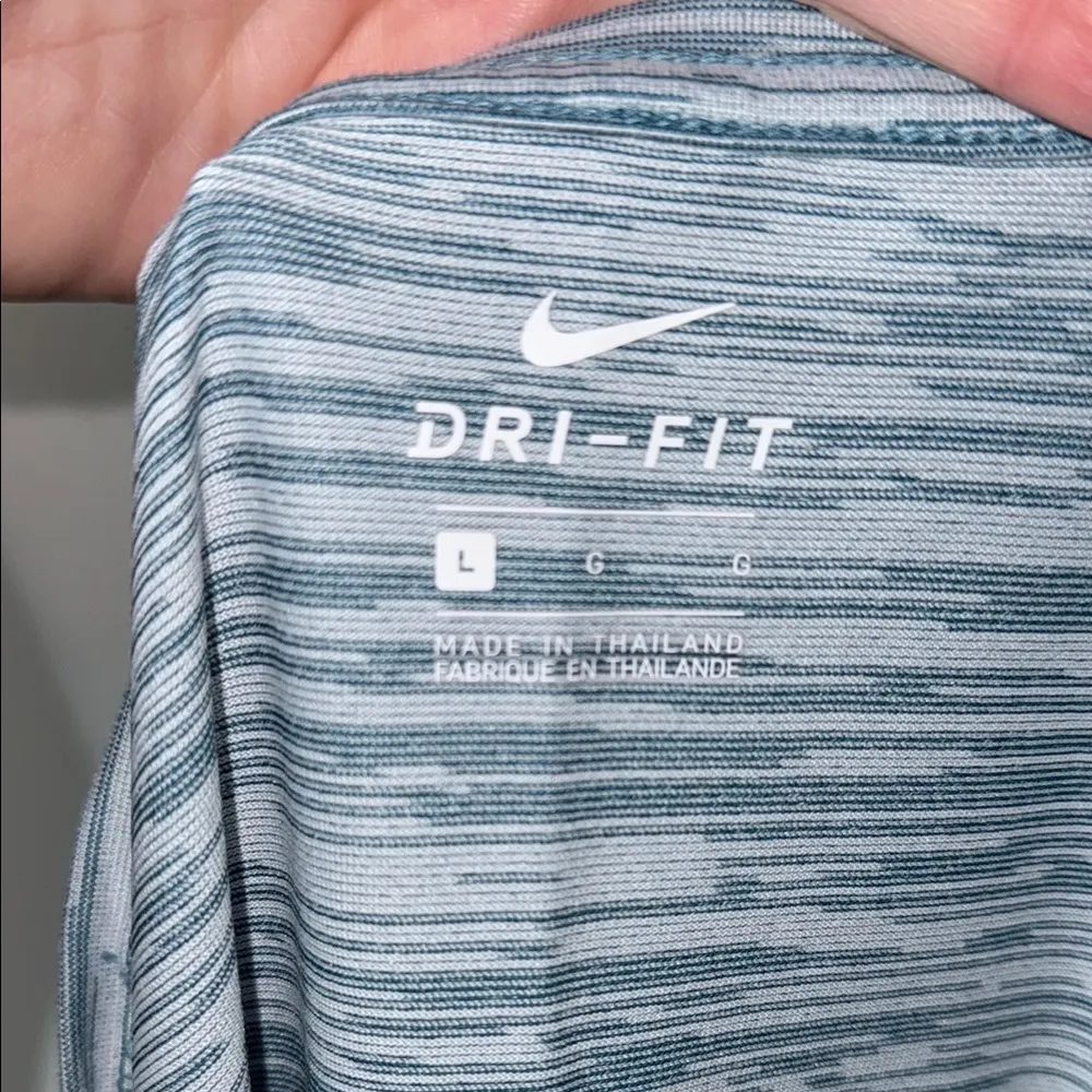 Nike Women's Dri Fit V-Neck Stripped Blue Athletic Short Sleeve Top Large - Image 5