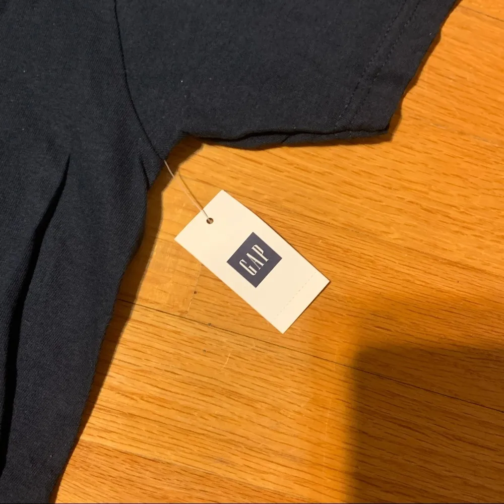 Dunder Mifflin Men’s Gap Navy Blue Medium T-Shirt with The Office Word Magnets - Image 3