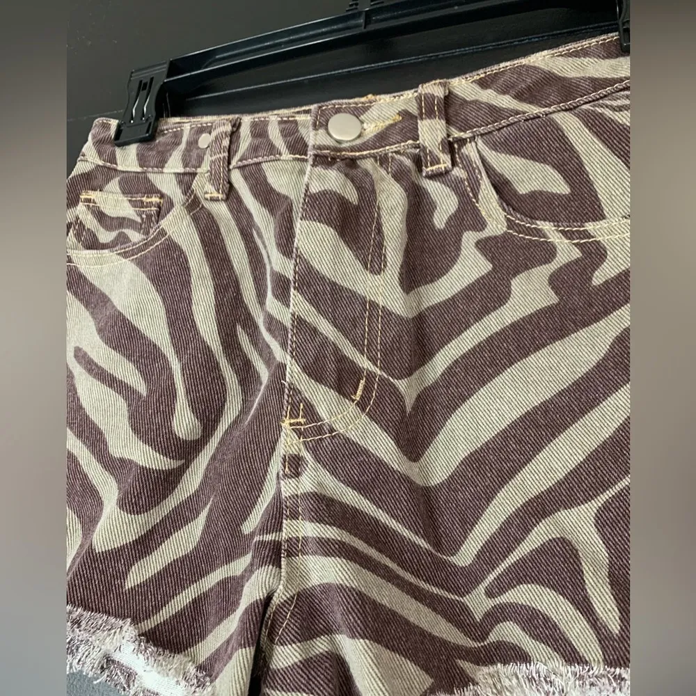 Unique Tiger Print Women’s Jean Shorts. Size XS. Like New! - Image 5