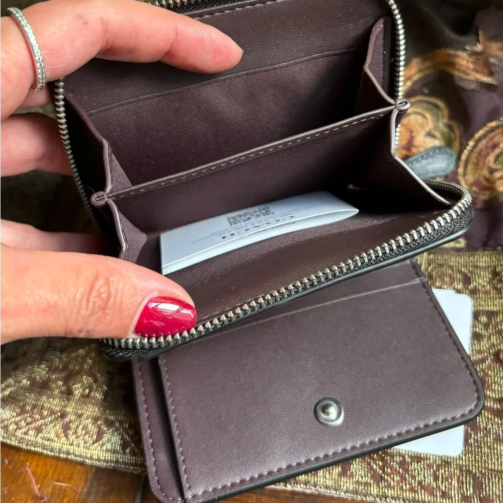 Authentic COACH 1941 smooth calf leather zip/snap wallet - Image 9