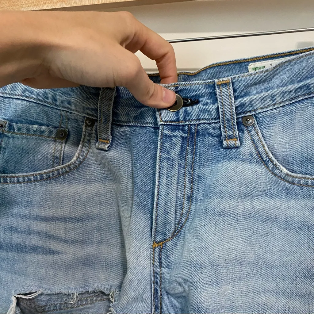 Rag and Bone Light Wash Distressed Denim Shorts size 26 - Image 4