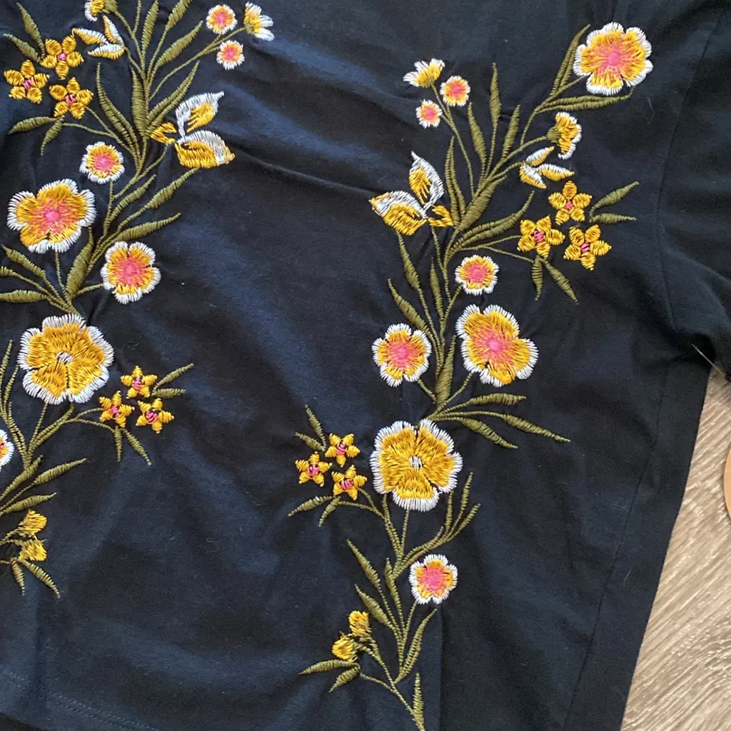 Embroidered short sleeve floral flower boho tee t-shirt black XS NWT NEW - Image 4