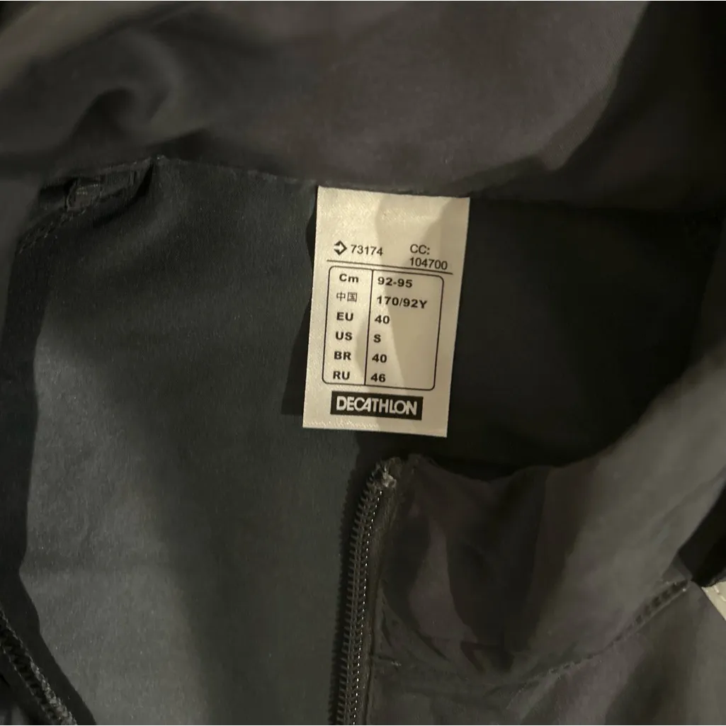 Decathlon Gray Lightweight Hooded Running Jacket Windbreaker Size Small Like New Black - Image 3