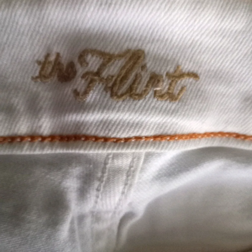 Old Navy 6 33x11 The Flirt Pocketed Jeans Denim Walking Shorts in White - Image 7