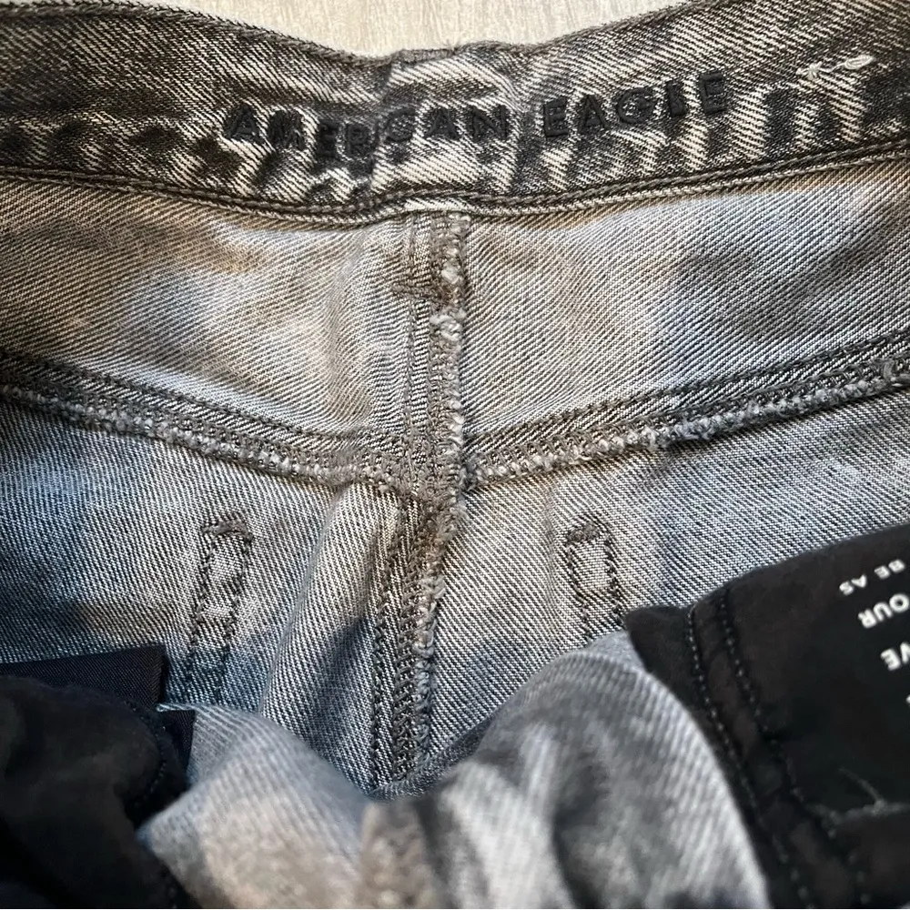 American Eagle Grey Acid Wash Distressed Mom Jeans, Sz 8 - Image 13